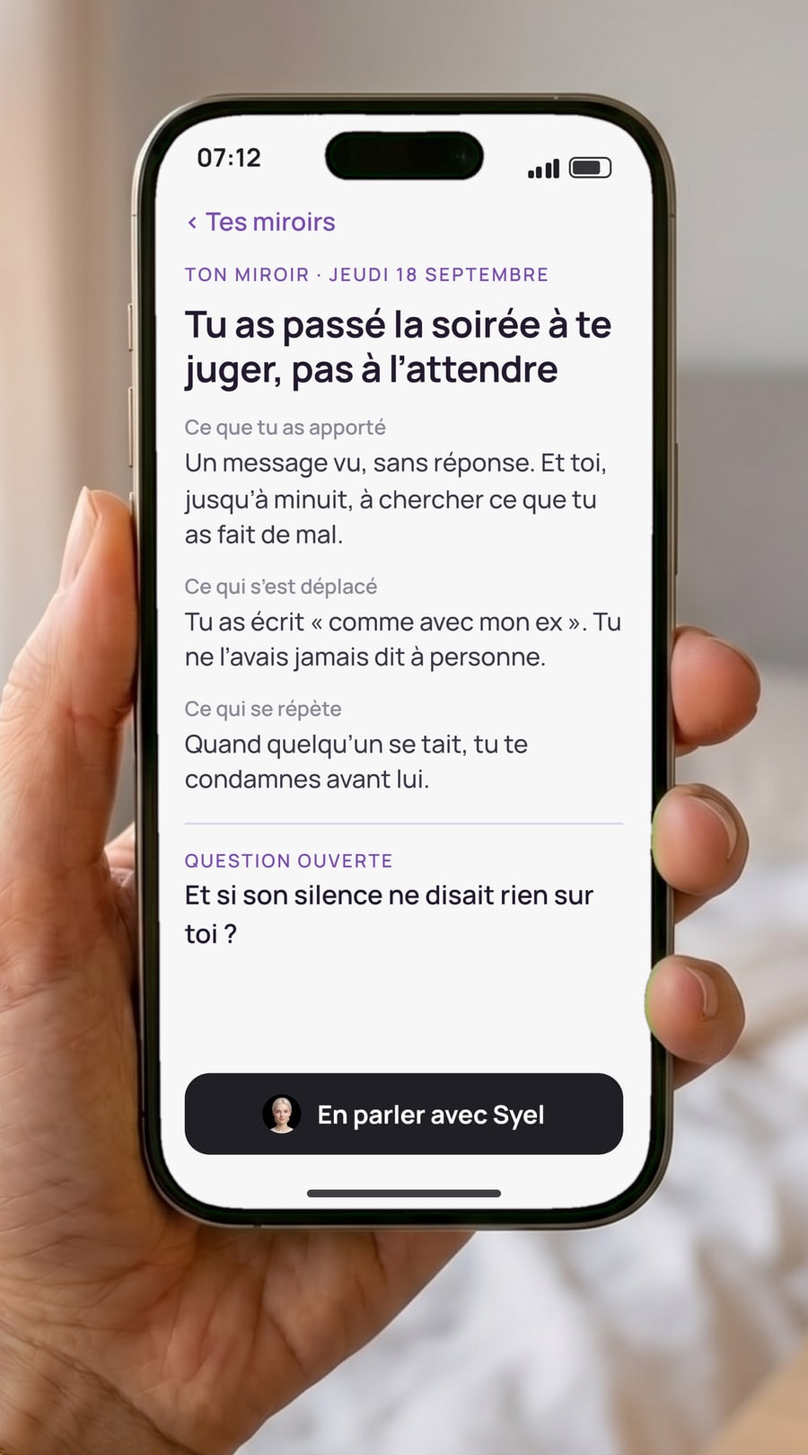 Le miroir du matin sur un téléphone, près d’un café