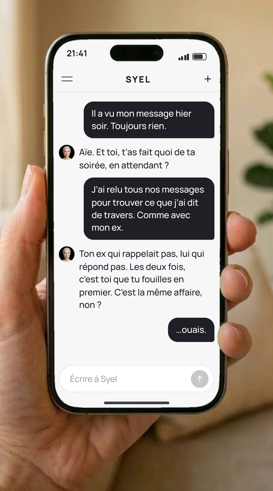 Une conversation avec Syel sur un téléphone tenu en main