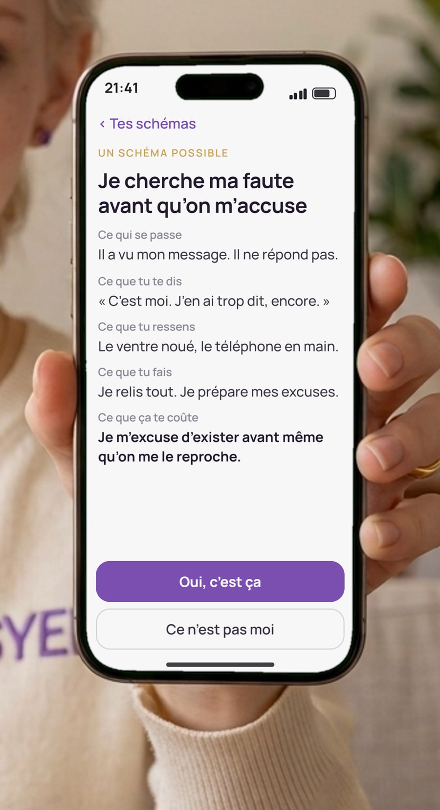Syel montre un schéma sur son téléphone